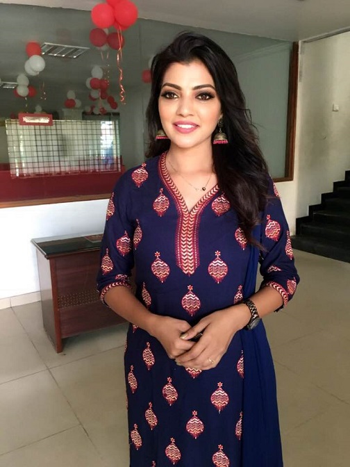 mahaa news anchor lahari shari pics